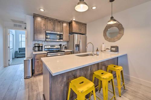 Η κουζίνα ή μικρή κουζίνα στο Charming McCall Townhome Hike, Fish, and Ski!
