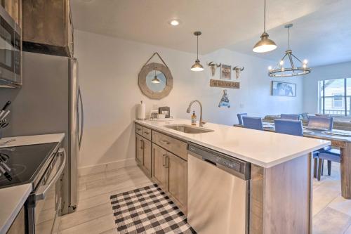 Η κουζίνα ή μικρή κουζίνα στο Charming McCall Townhome Hike, Fish, and Ski!