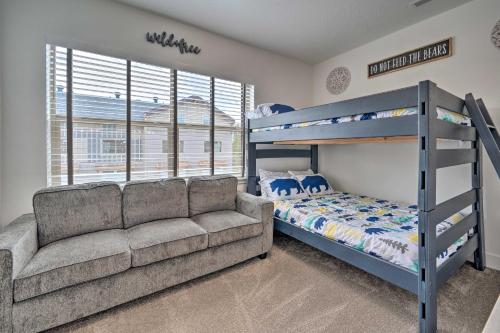 Ένα ή περισσότερα κρεβάτια σε δωμάτιο στο Charming McCall Townhome Hike, Fish, and Ski!