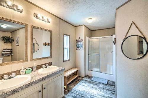Ένα μπάνιο στο Cozy Hardin Retreat with Lake Kentucky View!