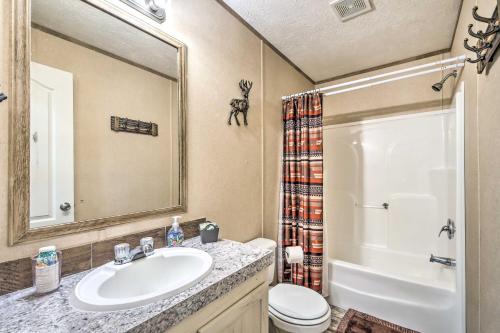 Ένα μπάνιο στο Cozy Hardin Retreat with Lake Kentucky View!