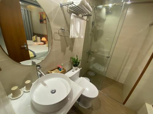 Phòng tắm tại Khách sạn Đỉnh Hương Hạ Long