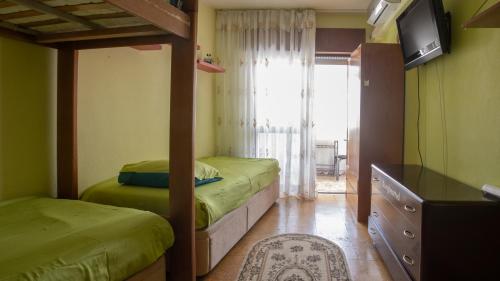 - une chambre avec 2 lits superposés et une télévision dans l'établissement Apartamento Pateo - Algarve - BY BEDZY, à Albufeira