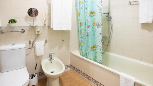 La salle de bains est pourvue de toilettes et d'un rideau de douche. dans l'établissement Apartamento Pateo - Algarve - BY BEDZY, à Albufeira