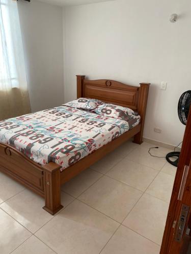 Ein Bett oder Betten in einem Zimmer der Unterkunft Apartamento amoblado Conjunto Cerrado con piscina