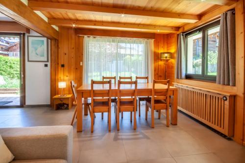 une salle à manger avec une table et des chaises en bois dans l'établissement Efanle 1, à Morzine