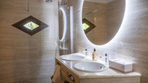 a bathroom with two sinks and a mirror at Villa Casa Del Talaiot Sencelles in Sencelles