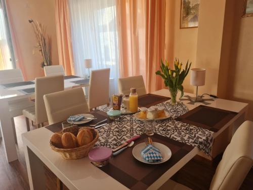 una mesa de comedor con comida. en Gästehaus Elisabeth, en Weisenheim am Sand