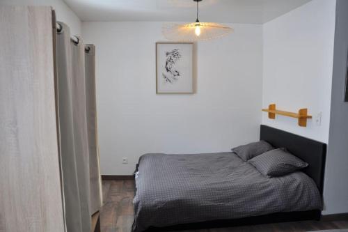 une chambre avec un lit et un tableau au mur dans l'établissement Le Studio du Tanneur Selestadien, à Sélestat