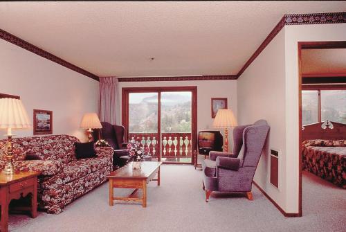 a living room with a couch and a bed at Heidelberg Inn & Resort in June Lake