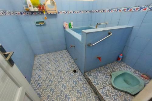 Ванная комната в OYO Home 91250 Desa Wisata Taraju