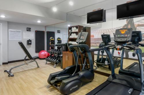 Фитнес-центр и/или тренажеры в Clarion Pointe Charlottesville
