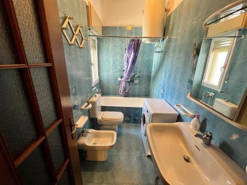 een badkamer met een wastafel, een toilet en een bad bij Bilocale Pf in Loano