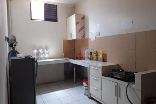 A kitchen or kitchenette at OYO 91251 Hotel Aida Lestari
