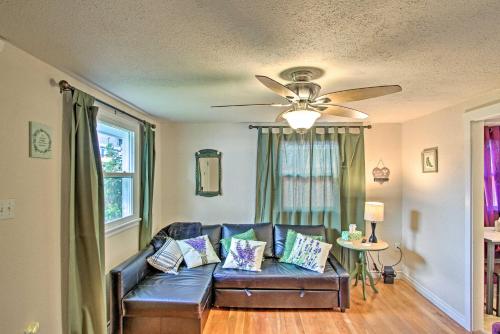 un soggiorno con un divano e un ventilatore a soffitto di Lovely Tacoma Cottage with Fire Pit, Near Dtwn! a Tacoma