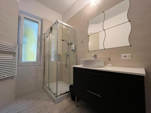 y baño con lavabo y ducha. en Il Guasco Rooms, en Ancona