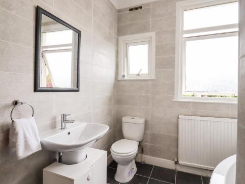 baño con lavabo y espejo en Ninety Eight en Southend-on-Sea