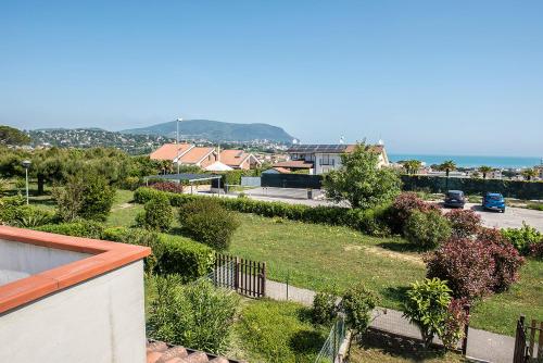 M317 - Marcelli, trilocale con giardino e vista mare