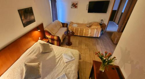 Habitación con cama y sala de estar. en Restaurant & rooms Visovac - best value, en Skradin