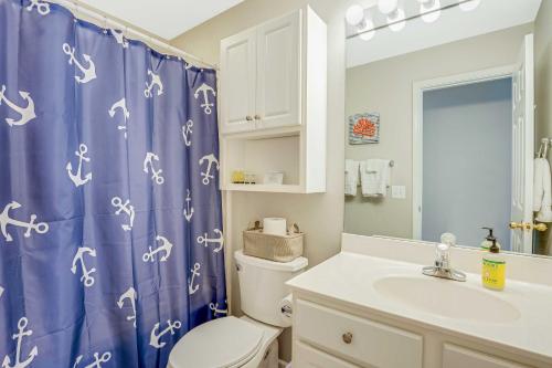 Koupelna v ubytování Lake-View Condo with Community Pools in Osage Beach!