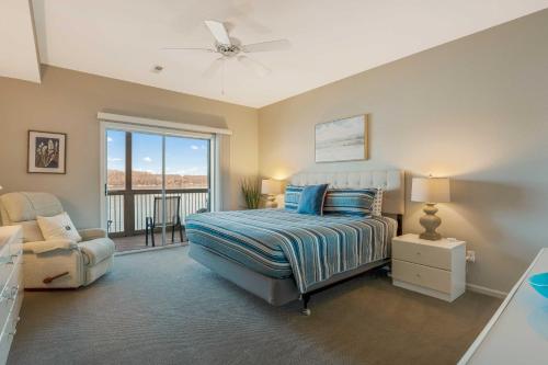 Postel nebo postele na pokoji v ubytování Lake-View Condo with Community Pools in Osage Beach!