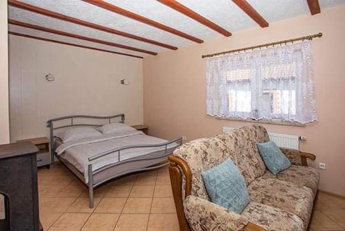 Un pat sau paturi într-o cameră la Ranczo nad Stawem