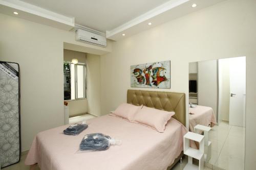 Ένα ή περισσότερα κρεβάτια σε δωμάτιο στο Apto Copacabana - Recém Reformado e moderno, 5 min. da praia!