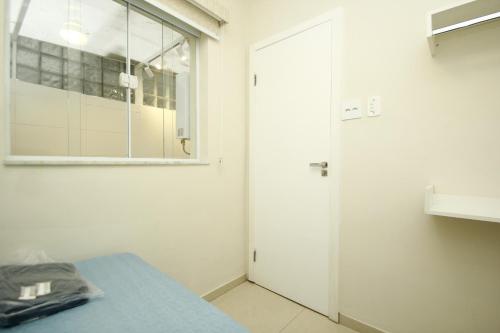 Ένα ή περισσότερα κρεβάτια σε δωμάτιο στο Apto Copacabana - Recém Reformado e moderno, 5 min. da praia!