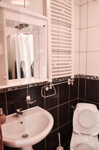 Ένα μπάνιο στο Helena Apartments