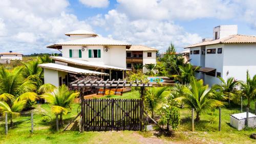 a house with a fence in front of it at Bahia Soul - Bangalô Sol - Grupo Barril Hospedagens in Marau