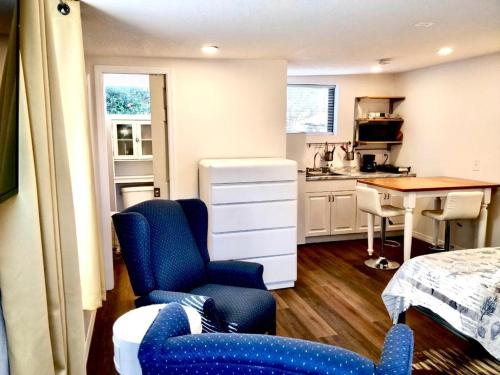 Η κουζίνα ή μικρή κουζίνα στο Two Fully Equipped Apartments and a Studio 5 miles from the beach