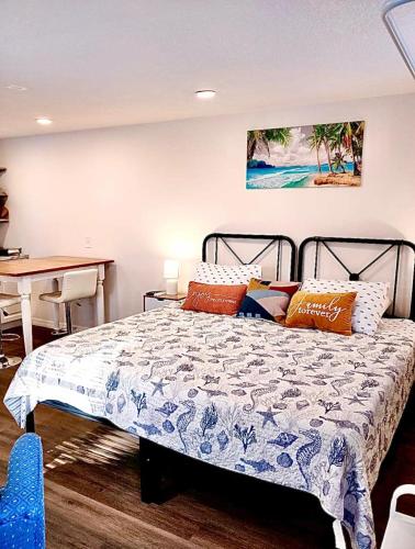 Una cama o camas en una habitación de Two Fully Equipped Apartments and a Studio 5 miles from the beach
