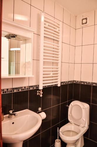 Ένα μπάνιο στο Helena Apartments
