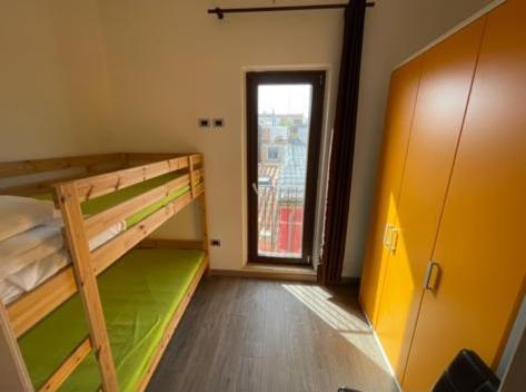 Pokój z 2 łóżkami piętrowymi i drzwiami w obiekcie Mario Al Borgo w mieście San Benedetto del Tronto