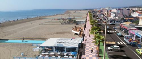 - une vue sur la plage et une ville avec une rue dans l'établissement Résidence Palma proche plage et commerces, à Port-la-Nouvelle