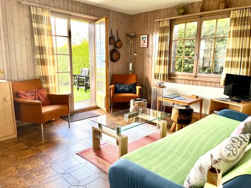 ein Schlafzimmer mit einem Bett und ein Wohnzimmer in der Unterkunft Le Crêt, petit nid au pied des cimes in Nendaz