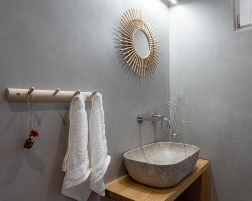 Ένα μπάνιο στο SummerSalt Villa Paros