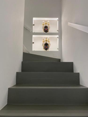 a stairway with green steps in a room at IL DUCA HOUSE e HOLIDAY PRESTIGE in Caccamo