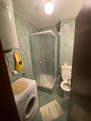 uma casa de banho com um chuveiro, um WC e um lavatório. em Apartment Lima em Kotor