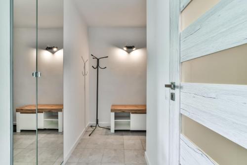 een inloopdouche in een badkamer met witte muren bij LTC - Apartments Bema przy świętojańskiej in Gdynia