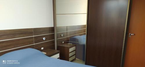 a bedroom with a blue bed and a mirror at Beto Carrero Orion Club in Piçarras