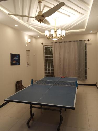 Stolní tenis v ubytování N N Guests Palace nebo okolí