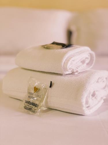 two rolls of white towels with a tag on them at Verde Vale Hotel in Videira