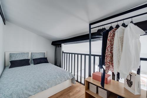 une chambre avec un lit et un balcon dans l'établissement L'Oceà - Proche métro & stadium - Le Busca, à Toulouse