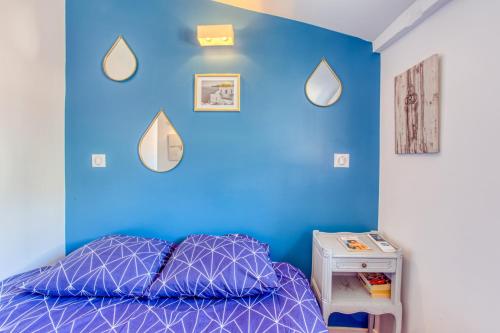 - une chambre bleue avec un lit et une table de nuit dans l'établissement LE GILLY 6 - F3 EXCEPTIONNEL, VUE MER, MODERNE, CLIMATISATION, Vieux-Nice, à Nice