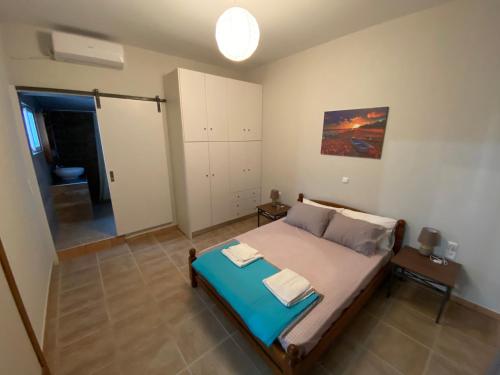 Posteľ alebo postele v izbe v ubytovaní Kalamata home, Marina C
