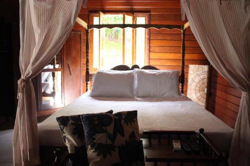 a bedroom with a bed in a room with a window at Hotel Fazenda Lago São Francisco in São João