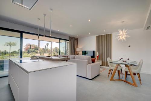 Una cocina o zona de cocina en Brand New, Luxurious Ground Floor Apartment in Mirador de Estepona Hills