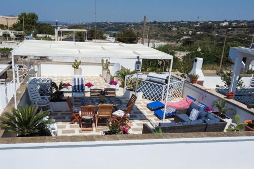 a rooftop patio with a gazebo at Villetta mare Salento in Patù