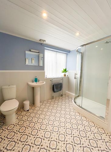 a bathroom with a shower and a toilet and a sink at Dog-Friendly Cottage, Skipton, Thisledo Holiday Cottage in Skipton